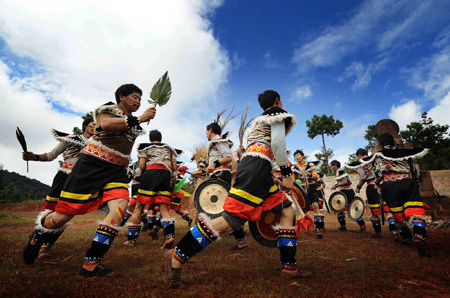 Ethnic Yi people dance during the traditional Nuo ritual to exorcise evil spirits and pray for happiness in Shuangbai county, Yi Autonomous Prefecture of Chuxiong, southwest China's Yunnan Province, Oct. 10, 2008. [Xinhua]