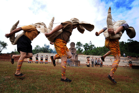 Local people imitating tigers perform during the traditional Nuo ritual to exorcise evil spirits and pray for happiness in Shuangbai county, Yi Autonomous Prefecture of Chuxiong, southwest China's Yunnan Province, Oct. 10, 2008. [Xinhua]