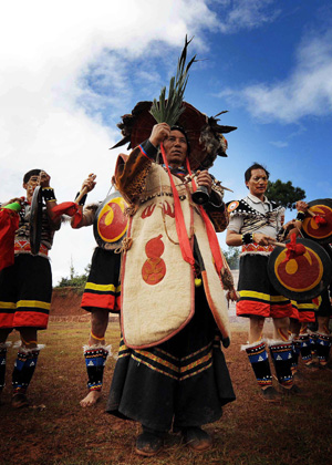 Ethnic Yi people pray during the traditional Nuo ritual to exorcise evil spirits and pray for happiness in Shuangbai county, Yi Autonomous Prefecture of Chuxiong, southwest China's Yunnan Province, Oct. 10, 2008. [Xinhua]