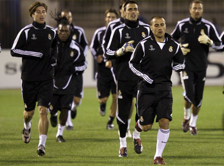 Real Madrid's Fabio Cannavaro (2nd R) jogs with his team mates during a training session at Petrovskiy stadium in St. Petersburg September 29, 2008.  [Xinhua/Reuters]