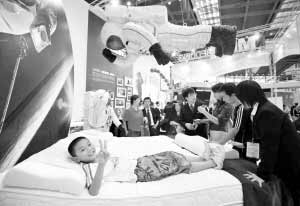 A child experiencing the magic of the astronaut bed, which sells for 280,000 yuan.