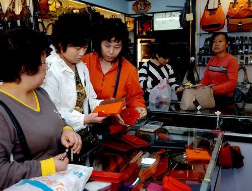 The file photo shows people choose commodities in a mainland-Taiwan commodity trade center based in Xiamen, capital city of east China's Fujian Province.