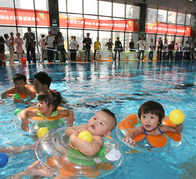 Toddlers compete in a swimming race. Huggies, a famous baby care brand, joined the China Youth Concern Committee to hold this swimming competition to promote W&I (Water and Intelligence), a scientific way of nurturing kids. The event concluded on Monday in Beijing. [Photo: sohu.com]