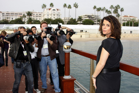 Canadian actress Neve Campbell poses during a photocall in Cannes, southeastern France, October 13, 2008. 