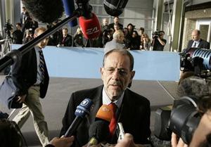 EU foreign policy chief Javier Solana, center, speaks with the media priot to a meeting of EU foreign ministers in Luxembourg, Monday Oct. 13, 2008.