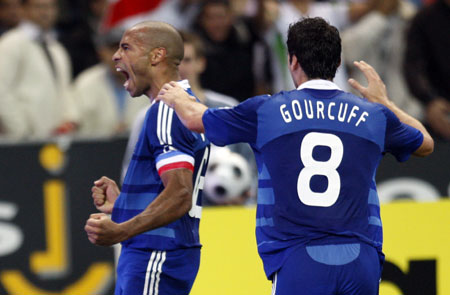France's Thierry Henry (L) reacts with team mate Yoann Gourcuff after scoring against Tunisia during their international friendly soccer match at the Stade de France stadium in St-Denis near Paris, October 14, 2008.[Xinhua/Reuters] 