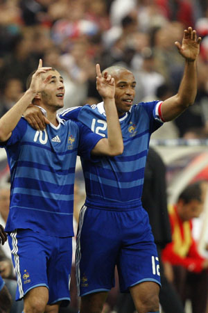 France's Karim Benzema celebrates with Thierry Henry (R) after scoring against Tunisia during their international friendly soccer match at the Stade de France stadium in Saint-Denis, near Paris October 14, 2008.[Xinhua/Reuters]
