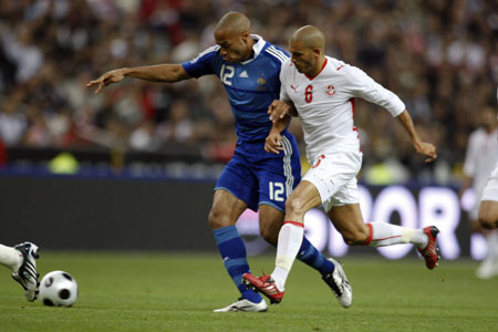 Tunisia's Houcine Ragued (R) challenges France's Thierry Henry in their friendly soccer match at Stade de France stadium in Saint-Denis near Paris October 14, 2008.[Xinhua/Reuters]