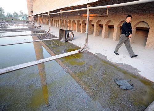An illegal factory operating in Jiangxintai Village, Jianli County, Hubei Province was closed by the authorities on October 14, 2008. Waste water from the factory had contaminated ground water in the area and blighted thousands of hectares of farmland. [Xinhua] 