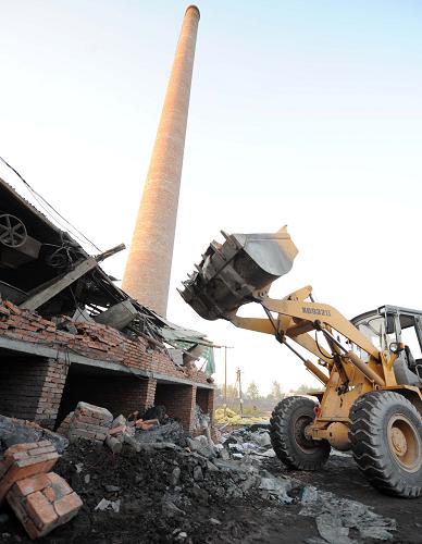 An excavator demolishes an illegal smelter in Jiangxintai Village, Rongcheng Township, Jianli County on October 14, 2008. [Xinhua] 