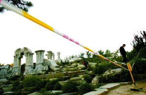 Temporary barriers are set up to prohibit visitors from climbing over relic sites at the Dashuifa area in Yuanmingyuan, or the Old Summer Palace in Beijing on October 12, 2008. [Photo: Beijingtimes.com.cn]