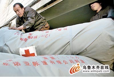 The Red Cross Society of the Xinjiang Uygur Autonomous Region allocates commodities valued at about 130,000 yuan to its Wuqia County which was hit by an early winter when the first snowfall on Tuesday left more than 400 families in the cold. (Photo on October 10)