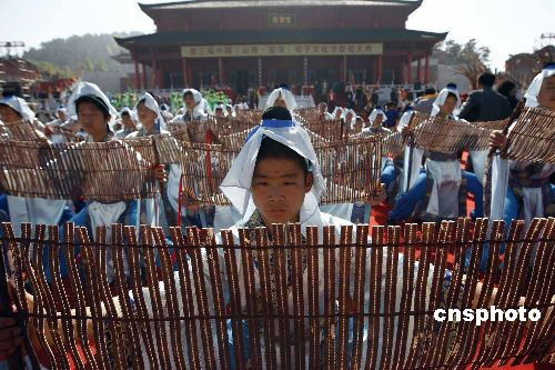 Performers at a cultural festival commemorate ancient Confucian Xun Zi in Anze County, Shanxi Province on October 14, 2008. [Photo: cnsphoto] 