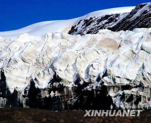 Bulks of ice massif on Jianggendiru Glacier are seen in this photo taken on October 12, 2008. Jianggendiru Glacier, lying deep in Mt. Tanggula on the Tibetan Plateau, is the cradle of Tuotuo River, the headstream of China&apos;s longest river – the Yangtze. Scientists wrapped up on Tuesday a three-day scientific expedition in the cradle land of Tuotuo River for a comprehensive research on the glacier area at the headwaters of the Yangtze River. [Photo: Xinhuanet]