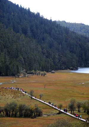 Tourists visit the Potatso National Park in Shangri-La, southwest China's Yunnan Province, Oct. 13, 2008. 