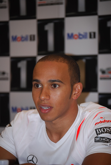 Briton Lewis Hamilton answers questions at a press conference on Tuesday in Shanghai. [Sina.com] 