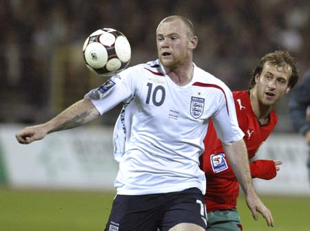 England' Wayne Rooney (L) fights for the ball with Belarus' Igor Stasevich during World Cup 2010 qualifying soccer match at the Dinamo stadium in Minsk October 15, 2008. [Xinhu/Reuters]