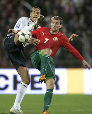 England's Rio Ferdinand (L) fights for the ball with Belarus' Vitaly Bulyga during World Cup 2010 qualifying soccer match at the Dinamo stadium in Minsk Oct. 15 2008. [Xinhua/Reuters] 