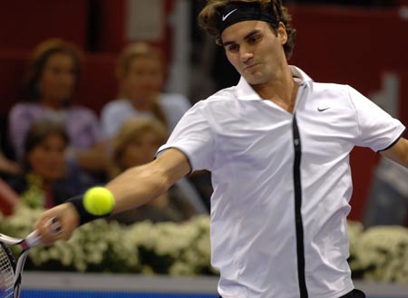 Switzerland's Roger Federer returns the ball to Radek Stepanek of the Czech Republic during their match at the Madrid Masters Series tennis tournament in Madrid Oct. 15, 2008. [Xinhua/Reuters]