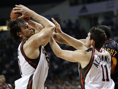 Milwaukee Bucks's Andrew Bogut, left, and Joe Alexander (11) battle the ball against Golden State Warriors' s Brandan Wright, right, during a exhibition basketball game at Guangzhou Gymnasium in Guangzhou, southern city of China Wednesday, Oct. 15, 2008. [Agencies] 