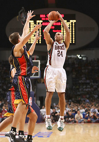 Richard Jefferson of the Milwaukee Bucks shoots against Marco Belinelli and Rob Kurz of the Golden State Warriors on October 15, 2008 at the Guangzhou Gymnasium in Guangzhou, China. [Agencies]