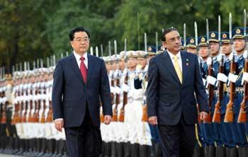 Visiting Pakistan President Asif Ali Zardari (R) reviews the honour guard with his Chinese counterpart Hu Jintao during the welcoming ceremony held by Hu Jintao at the Tian'anmen Square, in Beijing, China, on Oct. 15, 2008. Asif Ali Zardari arrived here on Wednesday for his first state visit to China since taking office in September.[Xinhua Photo] 