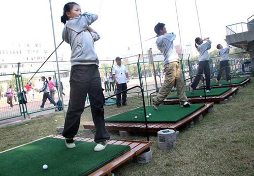 Students learn golf as an optional subject at the middle school attached to Nanjing Normal University on October 14, 2008. [Photo: Sohu.com/China Foto Press] 