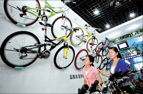 Customers look at bicycles at a shop in Huaibei, Anhui province. [Wang Wen/China Daily] 