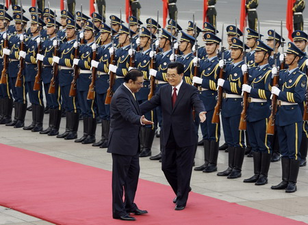 Chinese President Hu Jintao gestures with his Pakistani counterpart Asif Ali Zardari (L) during an official welcoming ceremony at the Great Hall of the People in Beijing October 15, 2008. Zardari arrived on Tuesday for his first visit to China as president and highlighted the historic friendship between the two countries in a meeting Wednesday and pledged to push forward with their all-round partnership. [Agencies]