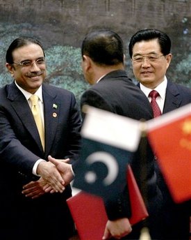 Pakistani President Asif Ali Zardari, left, shakes hands with a Chinese official, as Chinese President Hu Jintao, right, looks on during an agreement signing ceremony at the Great Hall of the People in Beijing, China, Wednesday, Oct.15, 2008. Zardari highlighted the historic friendship between his country and China when he met with President Hu Jintao in Beijing on Wednesday. [Agencies]