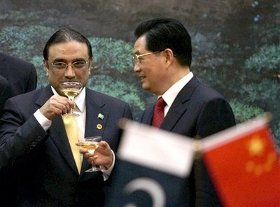 Pakistani President Asif Ali Zardari, left, and Chinese President Hu Jintao, right, toast at the end of an agreement signing ceremony at the Great Hall of the People in Beijing , China, Wednesday, Oct.15, 2008. Zardari highlighted the historic friendship between his country and China when he met with President Hu in Beijing on Wednesday. [Agencies]