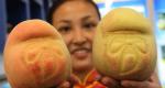 A visitor views a huge sausage at the 6th China International Agricultural Product Trade Fair in the National Agriculture Exhibition Center in Beijing, October 15, 2008. Many kinds of green and organic food are exhibited at this trade fair which opened on Wednesday. [Asianewsphoto]