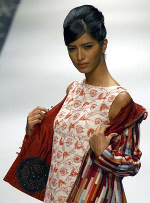 A model presents a creation from Indian designer Sonam Dubal's Spring/Summer 2009 collection on the second-day of Delhi Fashion Week in New Delhi October 15, 2008. [Agencies]