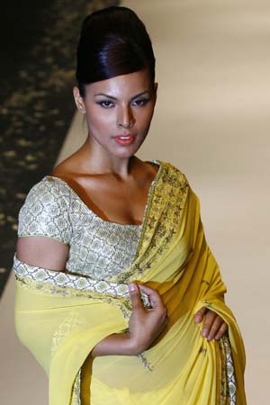 A model presents a creation from Indian designer Sonam Dubal's Spring/Summer 2009 collection on the second-day of Delhi Fashion Week in New Delhi October 15, 2008. [Agencies]