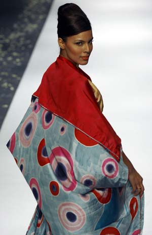 A model presents a creation from Indian designer Sonam Dubal's Spring/Summer 2009 collection on the second-day of Delhi Fashion Week in New Delhi October 15, 2008. [Agencies]