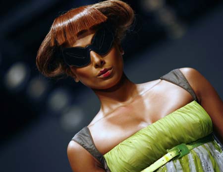 A model presents a creation from fashion designers Lecoanet and Hemant's Spring/Summer 2009 collection on the first-day of Delhi Fashion Week in New Delhi October 14, 2008. [Agencies]