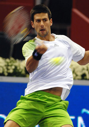 Novak Djokovic of Serbia returns the ball to Victor Hanescu of Romania during their match at the Madrid Masters Series tennis tournament in Madrid Oct. 15, 2008. [Xinhua]