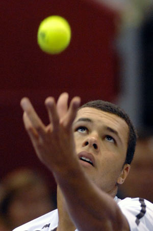 Jo-Wilfried Tsonga of France server the ball to Roger Federer of Switzerland during their match at the Madrid Masters Series tennis tournament in Madrid Oct. 16, 2008. [Xinhua/Reuters]
