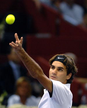 Roger Federer of Switzerland serves the ball to Jo-Wilfried Tsonga of France during their match at the Madrid Masters Series tennis tournament in Madrid Oct. 16, 2008. [Xinhua/Reuters]