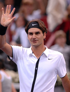 Roger Federer of Switzerland waves to the audience after he defeated Jo-Wilfried Tsonga of France at the Madrid Masters Series tennis tournament in Madrid Oct. 16, 2008. [Xinhua/Reuters] 