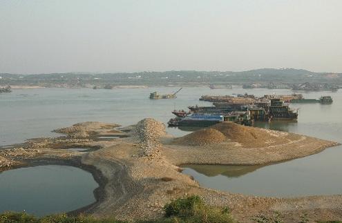Some twenty cargo ships were stranded in the Xiangjiang River in Xiangtan, Hunan Province, on Wednesday, October 15, 2008. The water level of some stretches of the river, the province's main waterway, fell sharply as the dry season began. [Xinhua] 