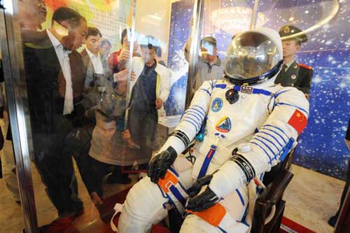 Chinese spacewalker Zhai Zhigang's space suit is prepared for display before the 2008 Beijing Dahongmen International Clothing Festival on Wednesday, October 15th, 2008. [Photo: Beijing Morning Post] 