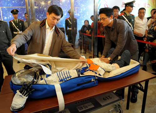 Staff assemble Chinese spacewalker Zhai Zhigang's space suit at the 2008 Beijing Dahongmen International Clothing Festival on Wednesday, October 15th, 2008. [Photo: Beijing Morning Post]