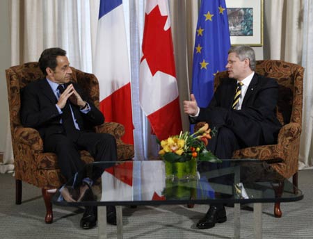 French President Nicolas Sarkozy and Canadian Prime Minister Stephen Harper said Friday they both support convening an international financial summit to discuss the current crisis by the end of the year. 