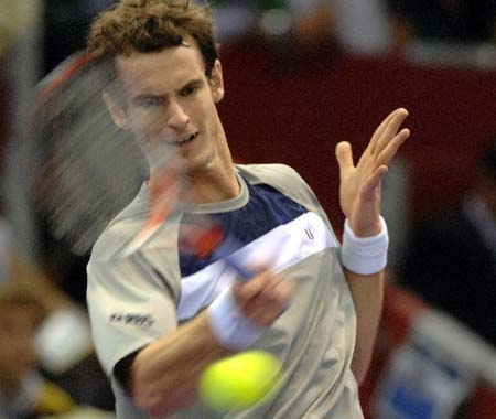 British tennis player Andy Murray returns the ball to French Gilles Simon during the final match at the Masters Madrid in Madrid, Spain, Oct. 19, 2008. [Xinhua/Reuters]