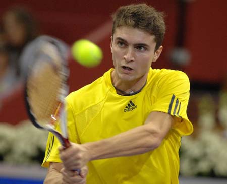 French tennis player Gilles Simon returns the ball to British Andy Murray during the final match at the Masters Madrid in Madrid, Spain, Oct.19, 2008.[Xinhua/Reuters]