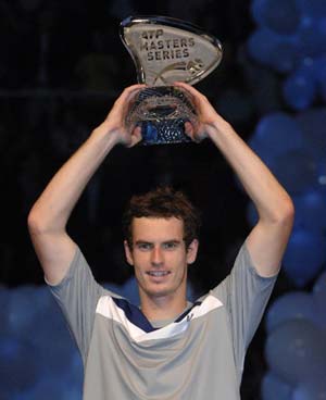 British tennis player Andy Murray holds the trophy during the awarding ceremony at the Masters Madrid in Madrid, Spain, Oct. 19, 2008.[Xinhua/Reuters] 