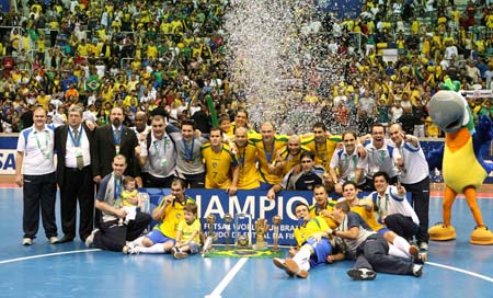 Brazil's players celebrate their victory after the final of 2008 FIFA Futsal World Cup against Spain in Rio De Janeiro, Brazil, on Oct. 19, 2008. Brazil won the match 4-3 and won the champion. [Zhang Chuanqi/Xinhua]