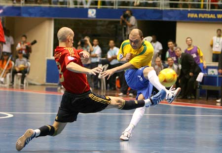 Brazil's Schumacher (R) shoots during the final of 2008 FIFA Futsal World Cup against Spain in Rio De Janeiro, Brazil, on Oct. 19, 2008. Brazil won the match 4-3 and won the champion. [Zhang Chuanqi/Xinhua]
