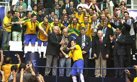 The president of the Brazilian Confederation of Soccer, Ricardo Teixeira (front row, 1st L), presents the trophy to Vinicius (C, front row), the captain of the team of Brazil after the final of 2008 FIFA Futsal World Cup between Brazil and Spain in Rio De Janeiro, Brazil, on Oct. 19, 2008. [Zhang Chuanqi/Xinhua]